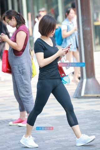 步调迈的开 勒痕很凸显