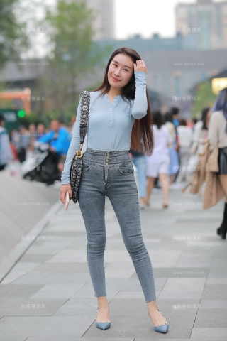 【凯恩赛贴】搭讪翘臀美眉 她视乎对我有好感