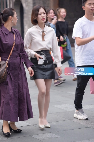 街拍皮裙配肉丝袜气质美女