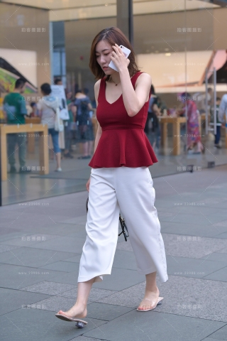 查看完整内容：性感白裤美女 - 共16张图片