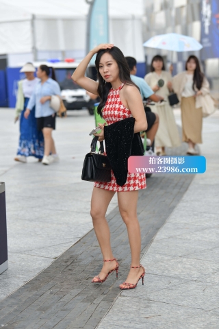 格子裙美腿美女