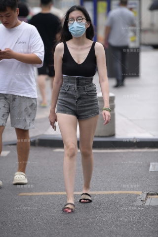 偶遇灰色牛仔热裤眼镜妹