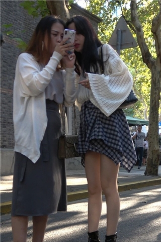 气质不错的时尚姐妹在研究如何把照片拍的更美丽 [0.99 GB/MP4]（视频版）