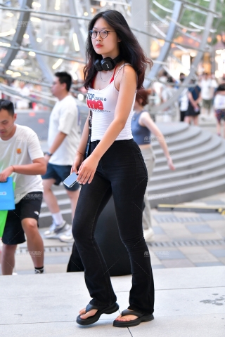 ★文静黑色牛仔裤美女