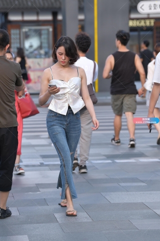 小吊带，紧牛翘臀