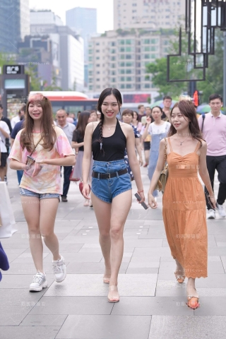 街拍白皙大长腿美眉