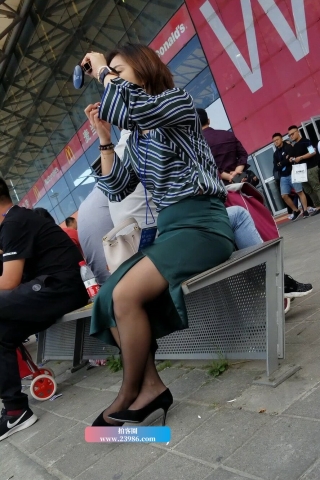 4K - 抓拍到在补妆的黑丝丰腴姐姐 [574 MB/MP4]