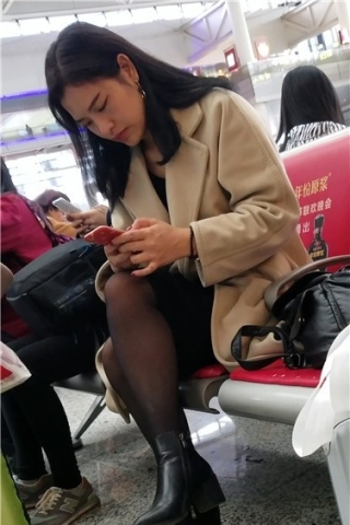查看完整内容：4k超清，高铁站候车室内的黑丝性感美腿气质少妇（视频版） - 共10张图片