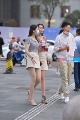 害羞女神跟好闺蜜