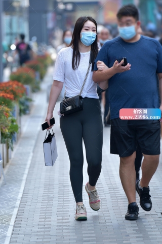 ★漫步微丰腴紧身美女