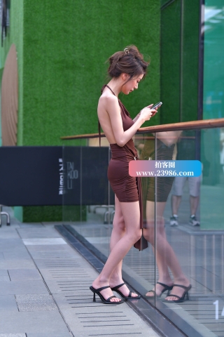 搭讪街拍苗条身材的棕色群美眉