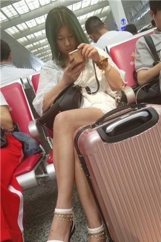 查看完整内容：4k超清，白皙长腿苗条美眉（视频版） - 共8张图片