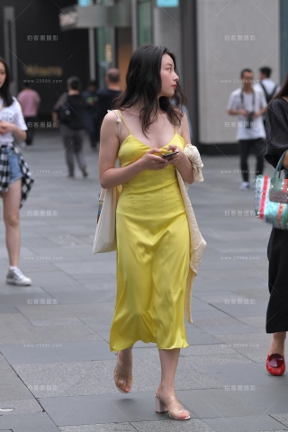 查看完整内容：性感低胸黄裙子 - 共18张图片