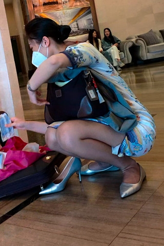 手机4K视频经典灰si海航旗袍空姐换鞋两段2分10秒（视频版）