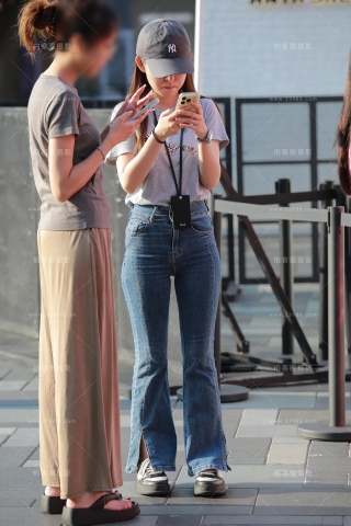 紧身蓝色牛仔裤