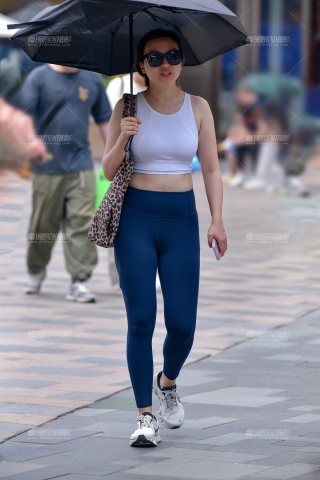 ★逛街藏蓝紧身裤美女
