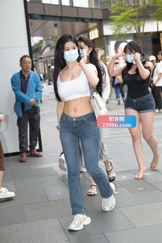 查看完整内容：露着小蛮腰的紧牛美眉（完整版） - 共23张图片