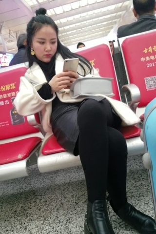 查看完整内容：4k超清，候车室拍摄打底裤袜美眉，瘫坐着专注玩手机（视频版） - 共8张图片