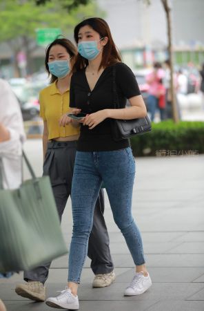 查看完整内容：紧牛美眉好美的臀胯 - 共20张图片