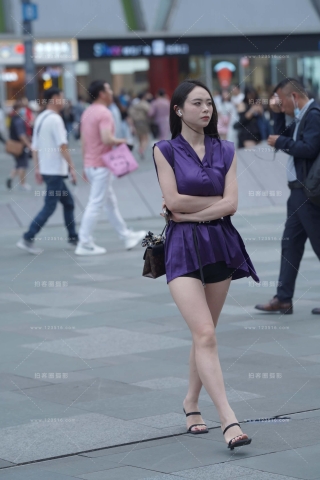 紫色衣服美腿美眉