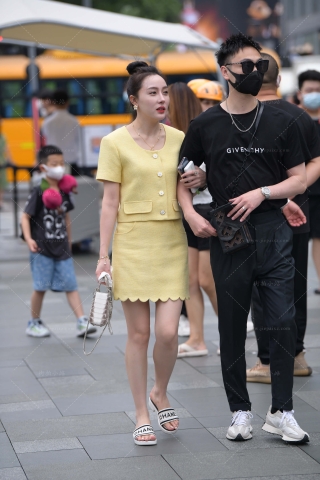 街拍黄色裙白皙美女