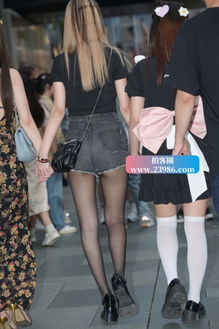 热裤黑丝美女