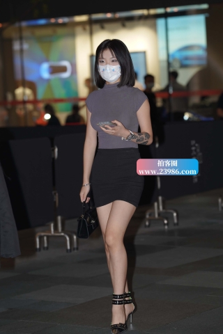 夜拍包臀短裙小姐姐