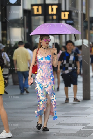 亮眼的长裙美眉