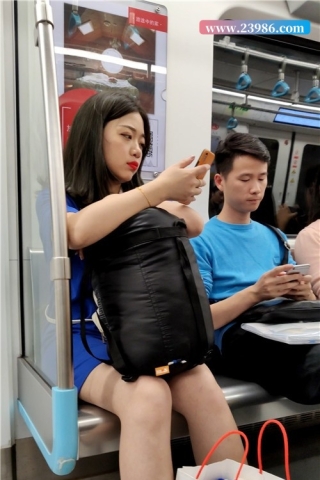 街拍地铁上的蓝色裙子小姐姐 [481 MB/mp4]（视频版）