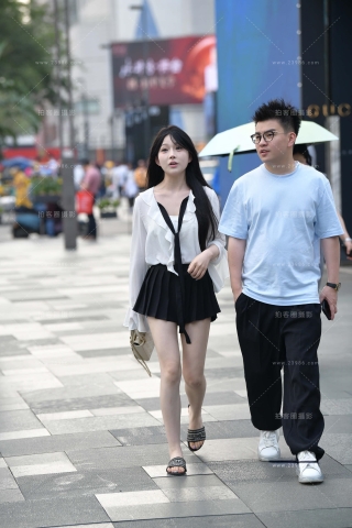 街拍白皙美腿，JK短裙小妞~