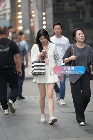 街拍白短裙，白鞋小姐姐