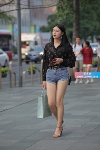 街拍紧身热裤大长腿姐姐