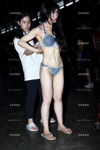 浓妆白嫩比基尼