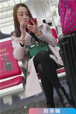 查看完整内容：4k-高铁站候车室拍摄黑丝长腿知性甜美女神姐姐（视频版） - 共8张图片