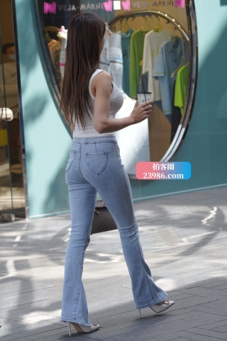 查看完整内容：街拍大长腿喇叭牛仔裤美女（完整版） - 共22张图片