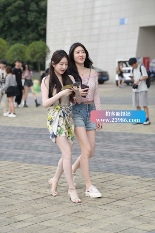 街拍美腿靓丽闺蜜