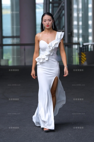 【街拍之魂赛帖】白色紧身包臀