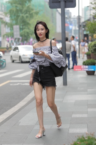 眉清目秀的热裤美眉