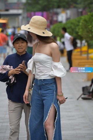 一字抹胸装，开叉牛仔裤美女姐姐