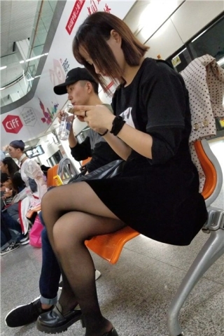 查看完整内容：4K-街拍黑色短裙街拍黑丝气质小眼睛美女 （视频版） - 共6张图片