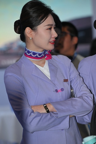 中国联合航空-这俩空姐真高大【原图+8K视频】