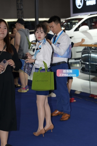 两位通勤装美女