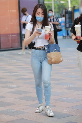 紧身蓝牛小姐姐