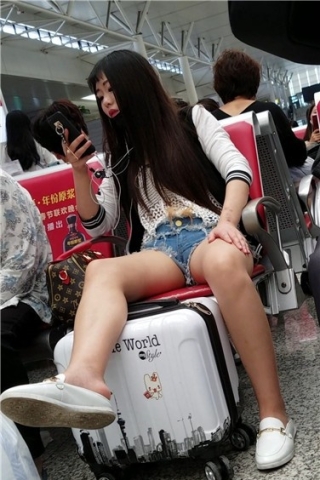 查看完整内容：4k超清，坐姿豪放的超短热裤妹子（视频版） - 共10张图片