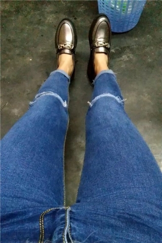 查看完整内容：超紧蓝色牛仔裤学妹第一视角自拍 [693 MB]（视频版） - 共8张图片