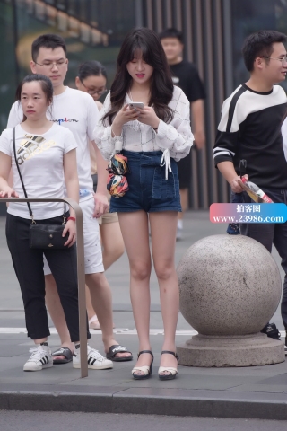 波浪卷发小姐姐