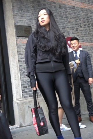 4k-黑色外套、弹力裤、蓝短靴街拍美臀美女 [1.25 GB]（视频版）