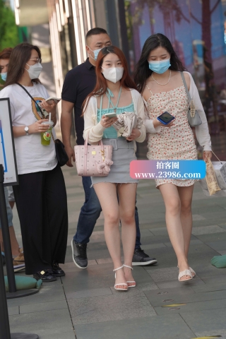 一对漂亮的美腿姐妹