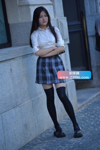 白衬衫美眉脸蛋有点像某个明星