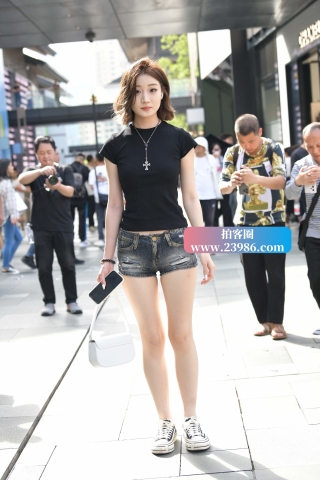 街拍长相俊俏的热裤小仙女